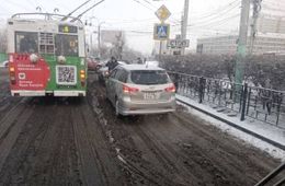 Пассажиры вытолкали троллейбус в Чите