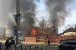 Барак горит около школы на Зенитке в Чите