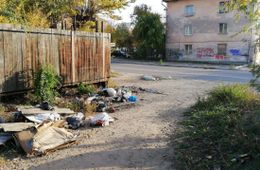 Читинцы выкинули мусор на улицу после ремонта ограды
