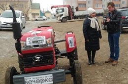 Трактор от «Вечорки» вручили Оюне Цырендашиевой из Агинское