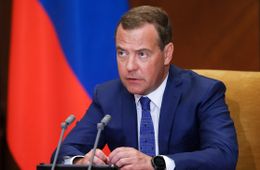 Медведев предложил ввести в России минимальный гарантированный доход