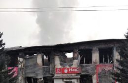 ​Пожарным удалось за 40 минут потушить загоревшийся супермаркет в Улетах
