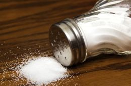 Будем доедать без соли — в России может подорожать «белый яд»