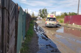 Жители Читы пожаловались на убитую дорогу на конечной 51-го маршрута — люди лезут по забору, чтобы добраться до дома