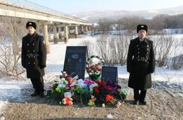 ​Мемориальные доски в память о погибших в ДТП под Сретенском установили на берегу Куэнги​