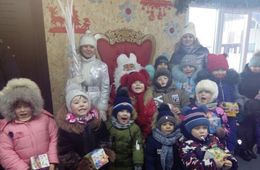 ​Супруги из Борзи устроили резиденцию Деда Мороза в своем доме