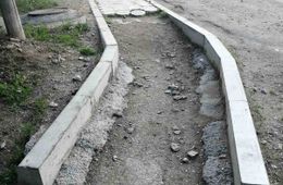 Жители Оловянной недовольны качеством нового тротуара