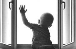 Состояние тяжелое — четырёхлетний ребёнок выпал из окна в Чите   