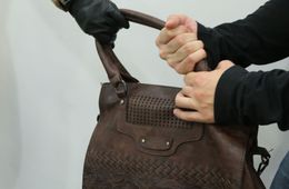 В Чите грабитель вырвал сумку из рук 51-летней женщины
