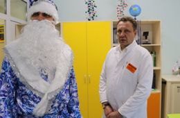 ​Александр Осипов в костюме Деда Мороза поздравил онкобольных детишек