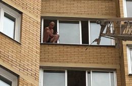 Мужчина пытается выпрыгнуть из окна в Чите