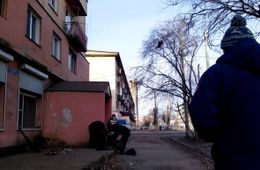 Мусор перед Кастринской, 3, начали убирать местные алкоголики после сюжета «Вечорки ТВ» (видео)