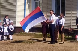Флаг Сербии вместо флага России подняли на торжественной линейке в одном из сел Забайкалья 