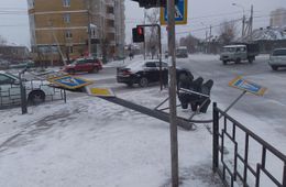 ​Ветер снес светофор на перекрестке Богомягкова и Кастринской в Чите