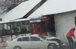 ​Троллейбус слетел с дороги и снес стену гаража на Пожарке в Чите