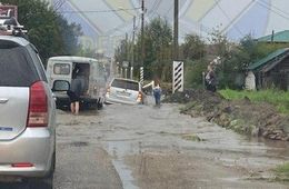 Toyota затонула на дороге в Чите. Видео 