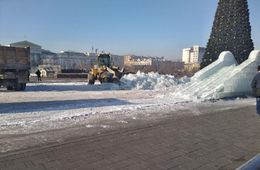 ​Ледовый городок начали сносить на площади Ленина в Чите