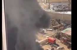 Черный столб дыма в центре города — на одной из строек Читы загорелся строительный мусор 