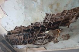Аварийный дом в Чите топит, но его не расселяют