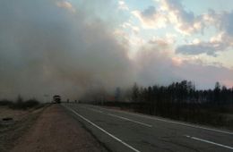  Огонь приближается к селу Иван-Озеро со стороны Арахлея (видео)