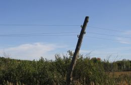 В ДК «Станкостроитель» по улице Тополева провисли провода электролинии