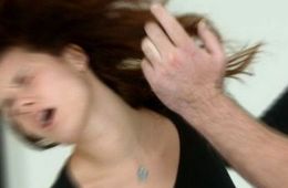 В Забайкалье хулиганы избили женщину и выстригли ей волосы 