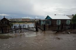Улицы поселка Забайкальск превратились в реки (видео)