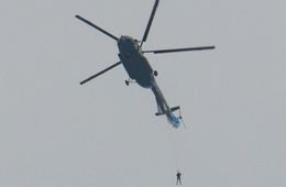 Парашютист зацепился за хвост вертолёта в Чите