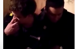 Полицейский повалил забайкалку без трусов на пол, чтобы отобрать телефон (видео)