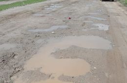 На разбитые дороги жалуются жители села Домно-Ключи в Забайкалье