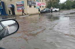​Ливень затопил улицы Читы, пешеходы идут по колено в воде