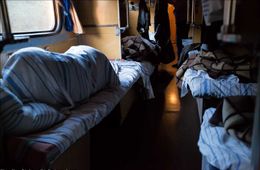 Пьяный пассажир поезда Приаргунск — Чита лег спать голым. Его забрали полицейские.