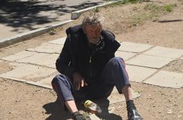 Парализованный мужчина третий день живёт под забором школы в Краснокамеске