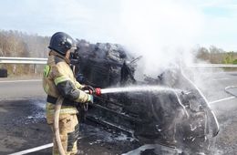 Пожарные потушили горящую машину на федеральной трассе «Амур» в Забайкалье