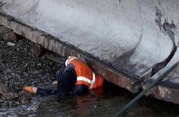 В сети опубликовали фотографии обрушения моста на станции Ксеньевская