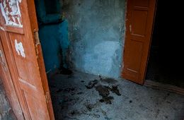 Соседка заплатит матери ребенка, устроившего туалет в подъезде, компенсацию морального вреда