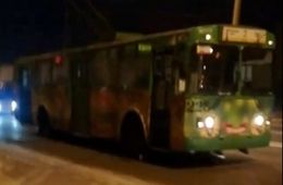 Читинский троллейбус выехал на улицу Белика, где нет контактной сети