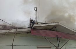 Пожарным удалось потушить возгорание в здании у ТЦ «Ся-Ян» в Чите