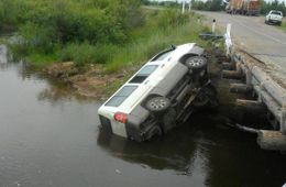 ​Микроавтобус упал в реку в Забайкалье - пострадали четыре человека