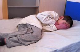 ​Прикованному к постели .ребенку-инвалиду в Забайкалье почти полгода не выдают подгузники 