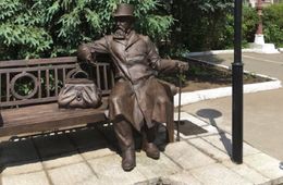 ​В Иркутске на открытии памятника забайкальскому купцу Михаилу Бутину желающих кормили пловом