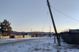 Столб повис на проводах и угрожает жизни селян в Забайкалье