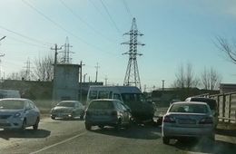 Иномарка и маршрутка «лоб в лоб» столкнулись в Чите
