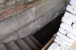 Дом в Чите задыхается от канализационных вод, вышедших в подвал