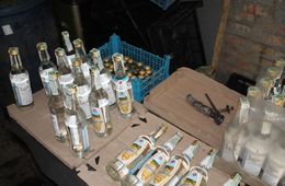 Задержанный в Чите владелец фальшивой водки занимался подделкой сроков годности на продуктах
