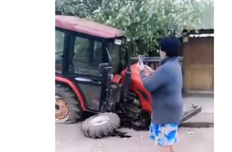 Пьяная женщина в Хилке угнала машину и врезалась в трактор (ВИДЕО)