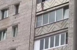 В сети появилось видео с ребёнком, висящим на балконе в Чите 