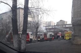 ​Пожарные спасли семь человек из горящей квартиры на Балябина