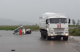 Японский микрогрузовик затонул на подтопленной дороге перед селом Колобово Балейского района (ВИДЕО)