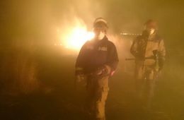Добровольцам пришлось тушить степной пожар, который Минприроды назвало профилактическими отжигами